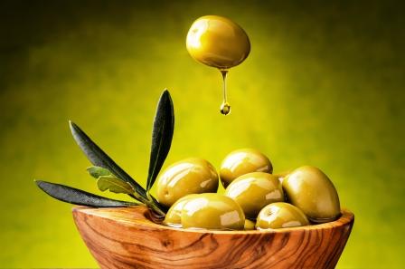 Zelena-oliva-s-kapkou-olivoveho-oleje